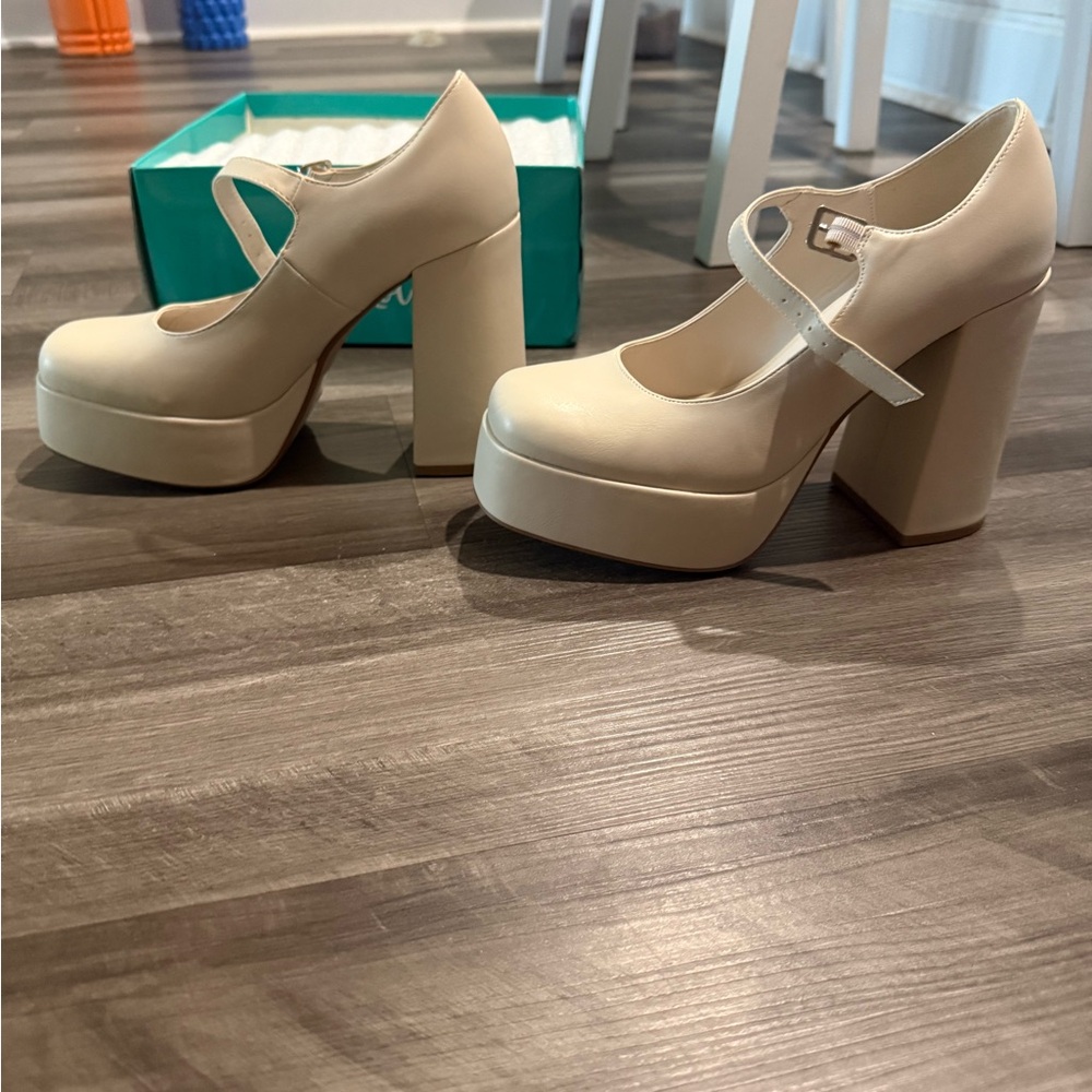 NWOT Chic Cream Platform Mary Jane Shoes